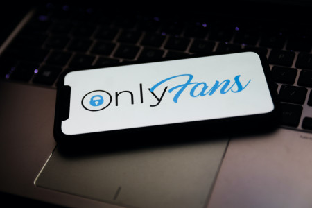 Image illustration un homme achète des photos sur OnlyFans ans savoir qu'elles viennent de sa fille.