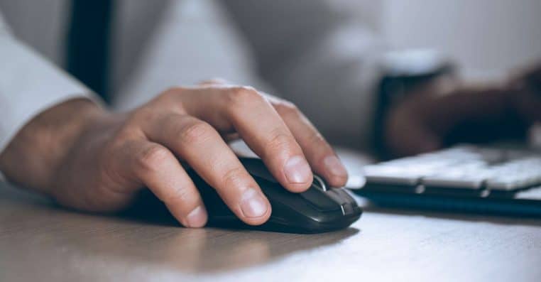 Image illustration une banque licencie des employéspayée, en télétravail.