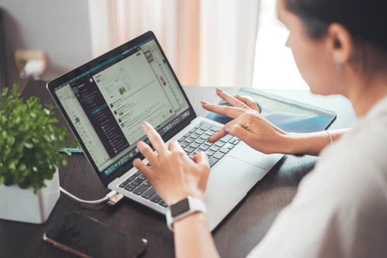 Image illustration une banque licencie des employéspayée, en télétravail.