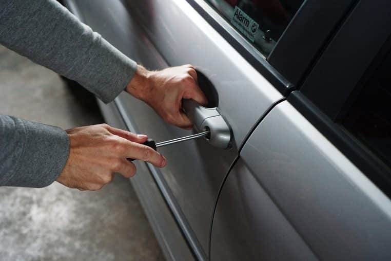 image illustration un homme vole une voiture mais s'endort dedans au lieu de partir.