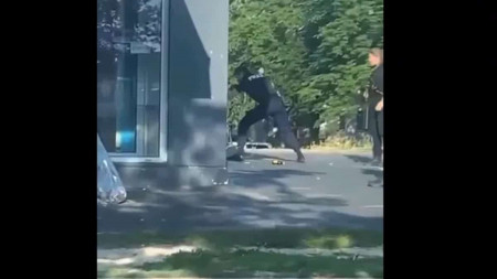 policier frappe homme sol - copie