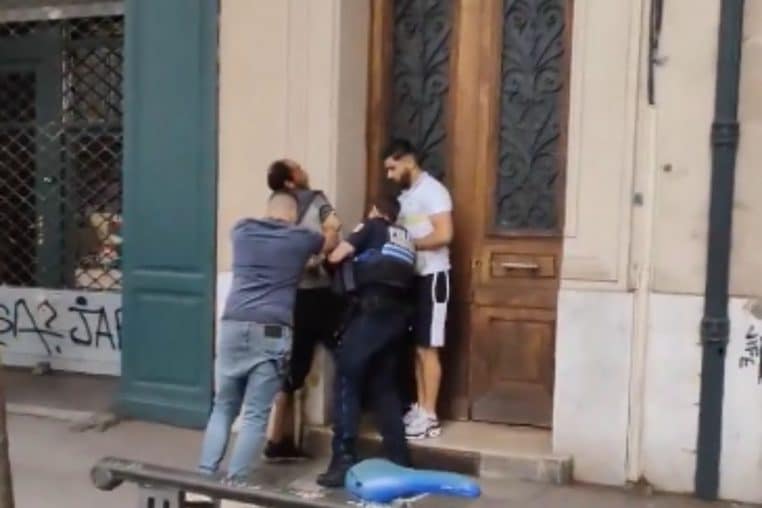 video marseille policieres aide (2)