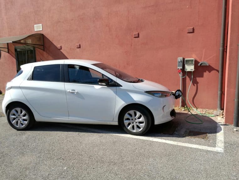 Sa Zoé électrique explose et brûle sa maison