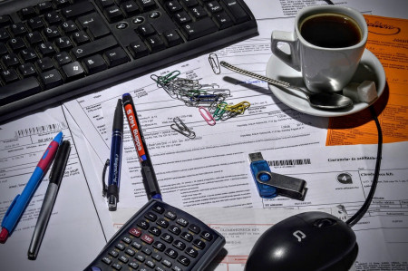 bookkeeper, accountant, office, papier administration, chèque énergie