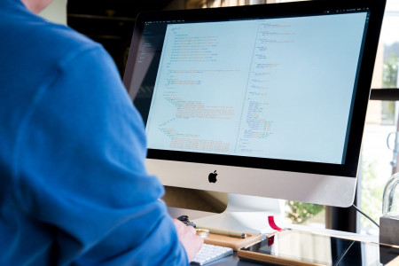 man, computer, screen, développeur informatique, salaire