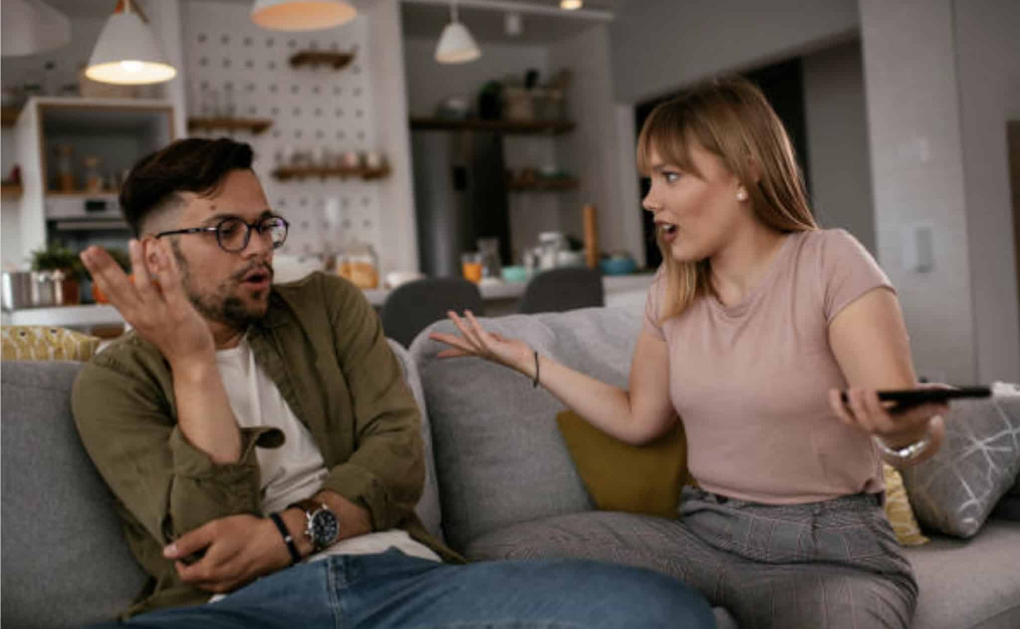 Image illustration blague un chômeur ne veut que regarder des veilles séries.