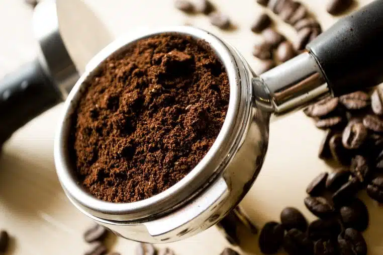 Image illustration blague un fils veut faire un café à sa mère