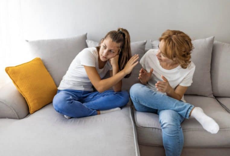Image illustration blague un fille et sa mère s'engueulent