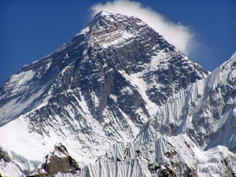 Image illustrations des corps sont retrouvés sous la glace de l'Everest