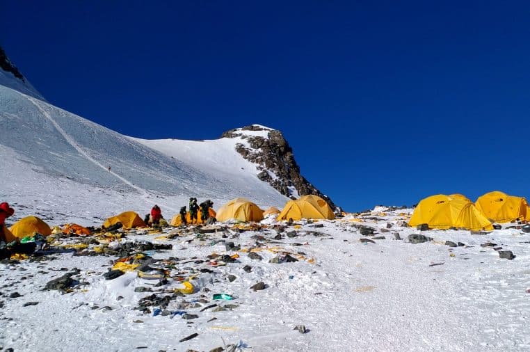 Image illustrations des corps sont retrouvées sous la glace de l'Everest