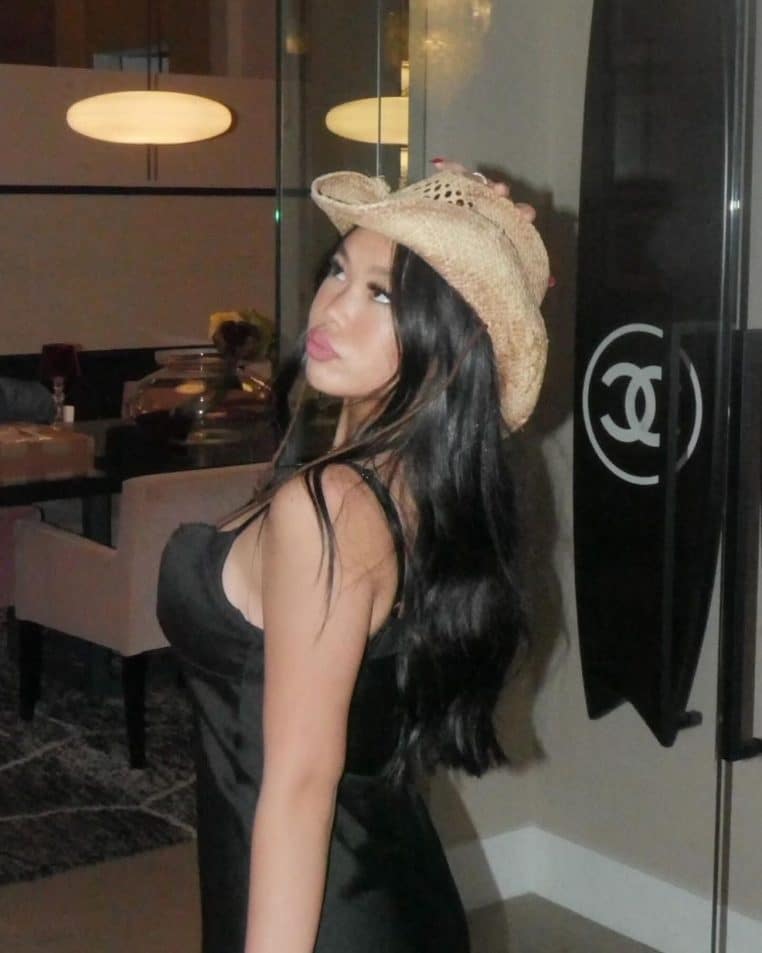 Joy Hallyday fait la fête avec des célébrités