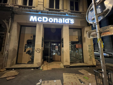 Macdo de Lyon ravagé après la fin de la fête.