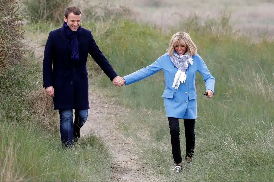 Brigitte Macron En Maillot De Bain Un D tail Sur Ses Photos De brigitte-macron-en-maillot-de-bain-un-d-tail-sur-ses-photos-de