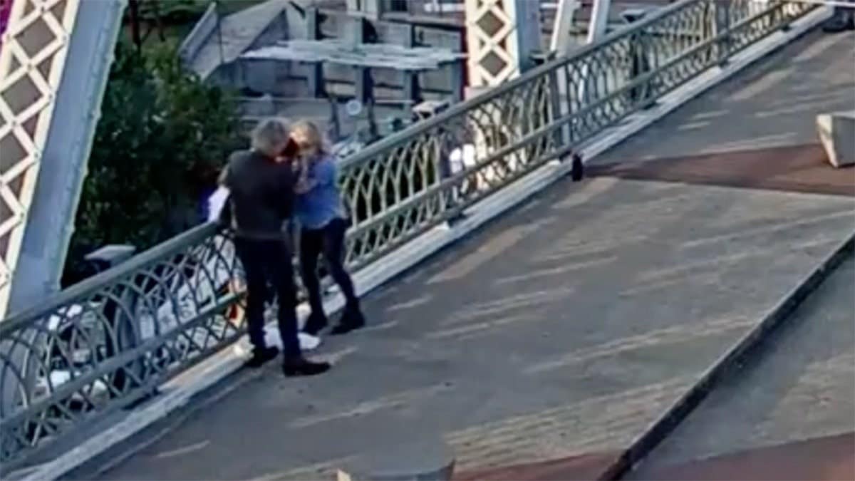 Jon Bon Jovi sauve une femme avec l'aide de son assistante