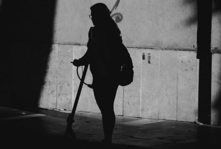 Une jeune femme agressée au couteau