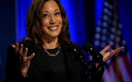 kamala harris fait semblant telephone electeur - copie