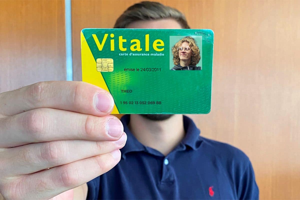 "Votre carte vitale ne fonctionnera plus au 1ᵉʳ janvier" : Annonce choc