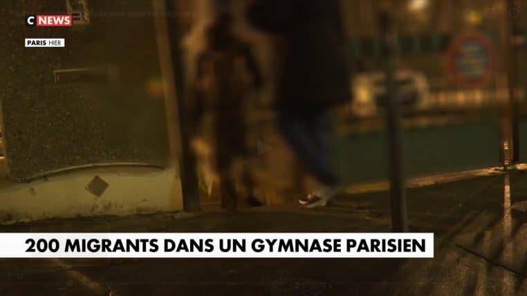 Migrants hébergés dans un gymnase