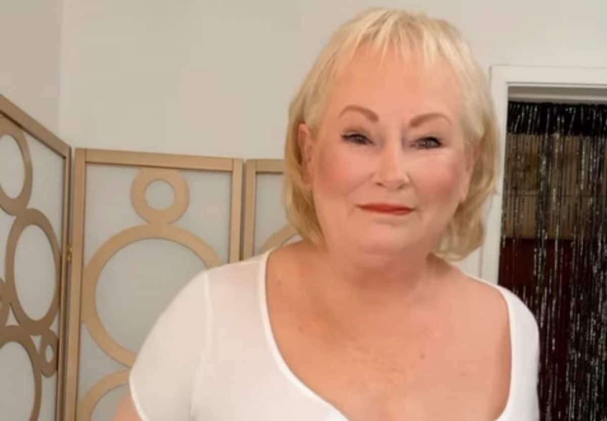 À 72 ans, cette grand-mère cartonne sur OnlyFans