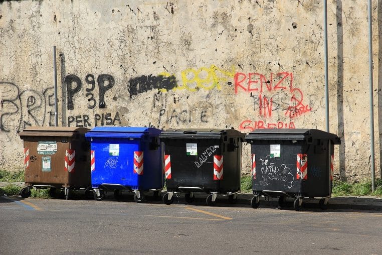 Argent : elle fouilles les poubelles et trouvent des objets fous
