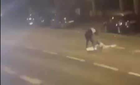 Un homme mortellement poignardé en pleine rue