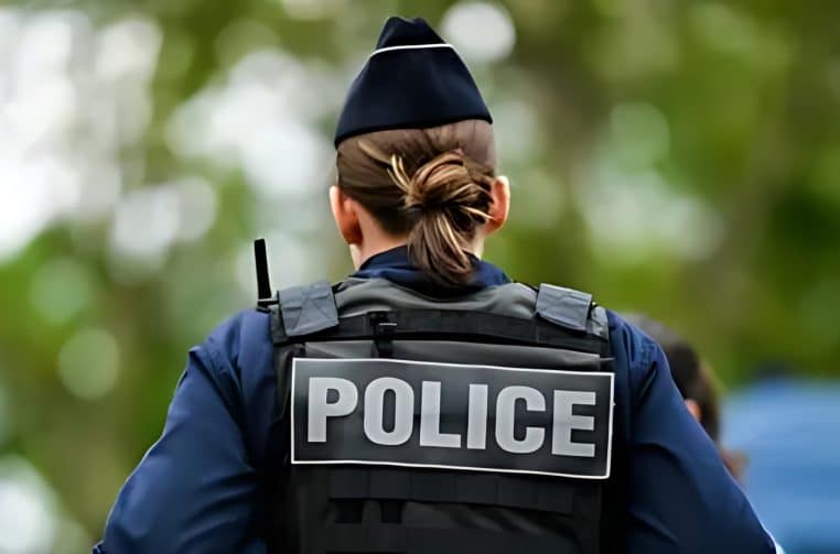 Un adolescent attaque la police avec deux sabres
