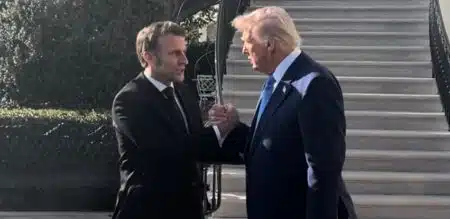 Emmanuel Macron trop tactile ?