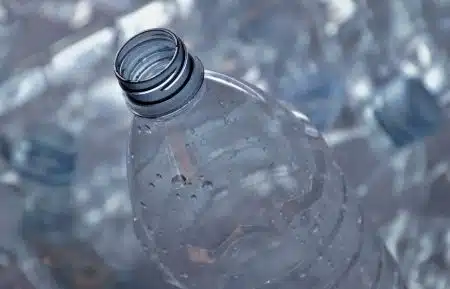 Voici pourquoi il ne faut pas écraser les bouteilles en plastique avant de les jeter à la poubelle