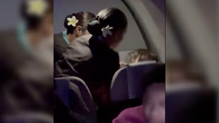 Une passagère agitée fait un scandale dans l'avion