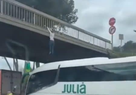 Un chauffeur de bus sauve une mineure qui veut se suicider