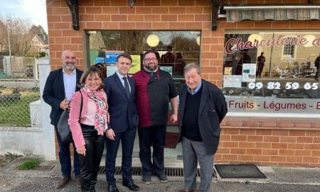 Emmanuel Macron dans une charcuterie à Augy (Yonne)