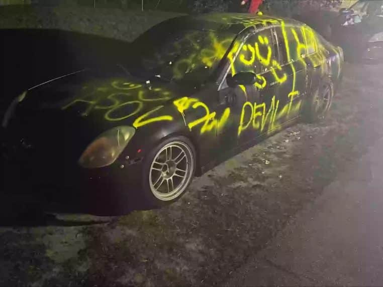 Femme vandale voiture