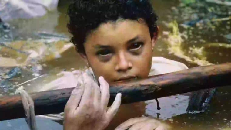 Fille yeux noirs volcan