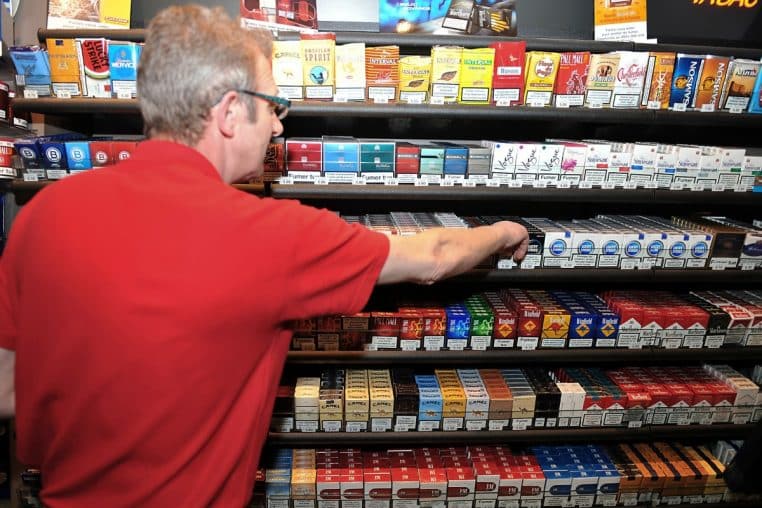 Homme escroc buraliste