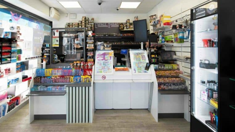 Homme escroc bureau tabac