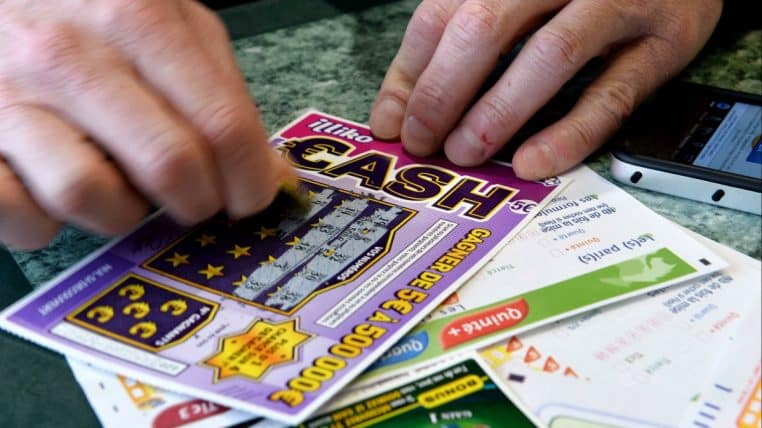 Homme escroc carte gratter