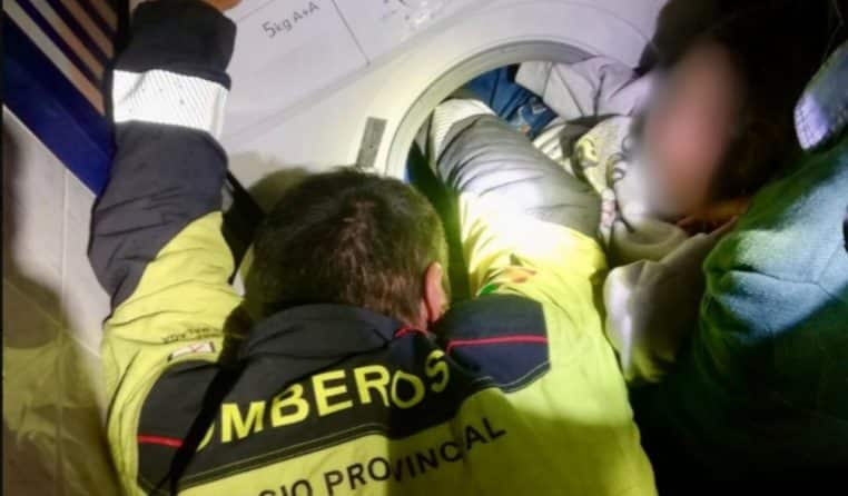 Une petite fille se coince dans la machine à laver
