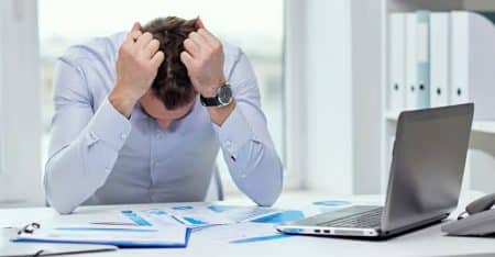 homme stressé au travail