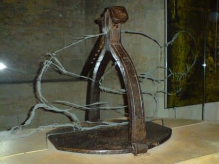 Torture fille charognard expose