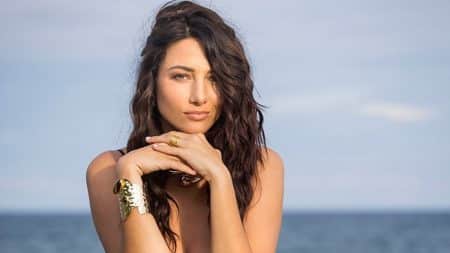 delphine wespiser sa nouvelle photo fait sensation plage - copie