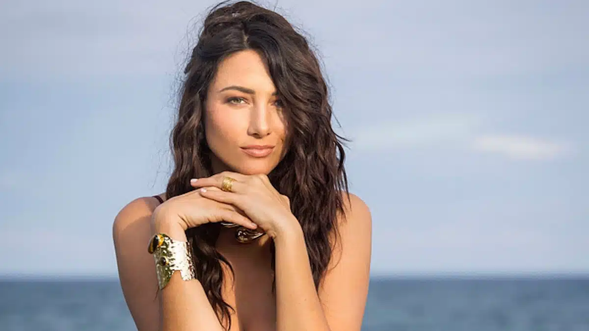 delphine wespiser sa nouvelle photo fait sensation plage - copie