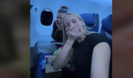 deux amies voyagent seules dans un avion de 175 places