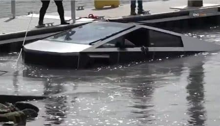 Un propriétaire de Cybertruck repêché en mer
