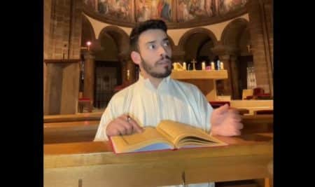 un influenceur musulman récite le Coran dans une église avant d'être interrompu par une paroissienne