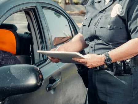 Elle distribue des amendes à tour de bras
