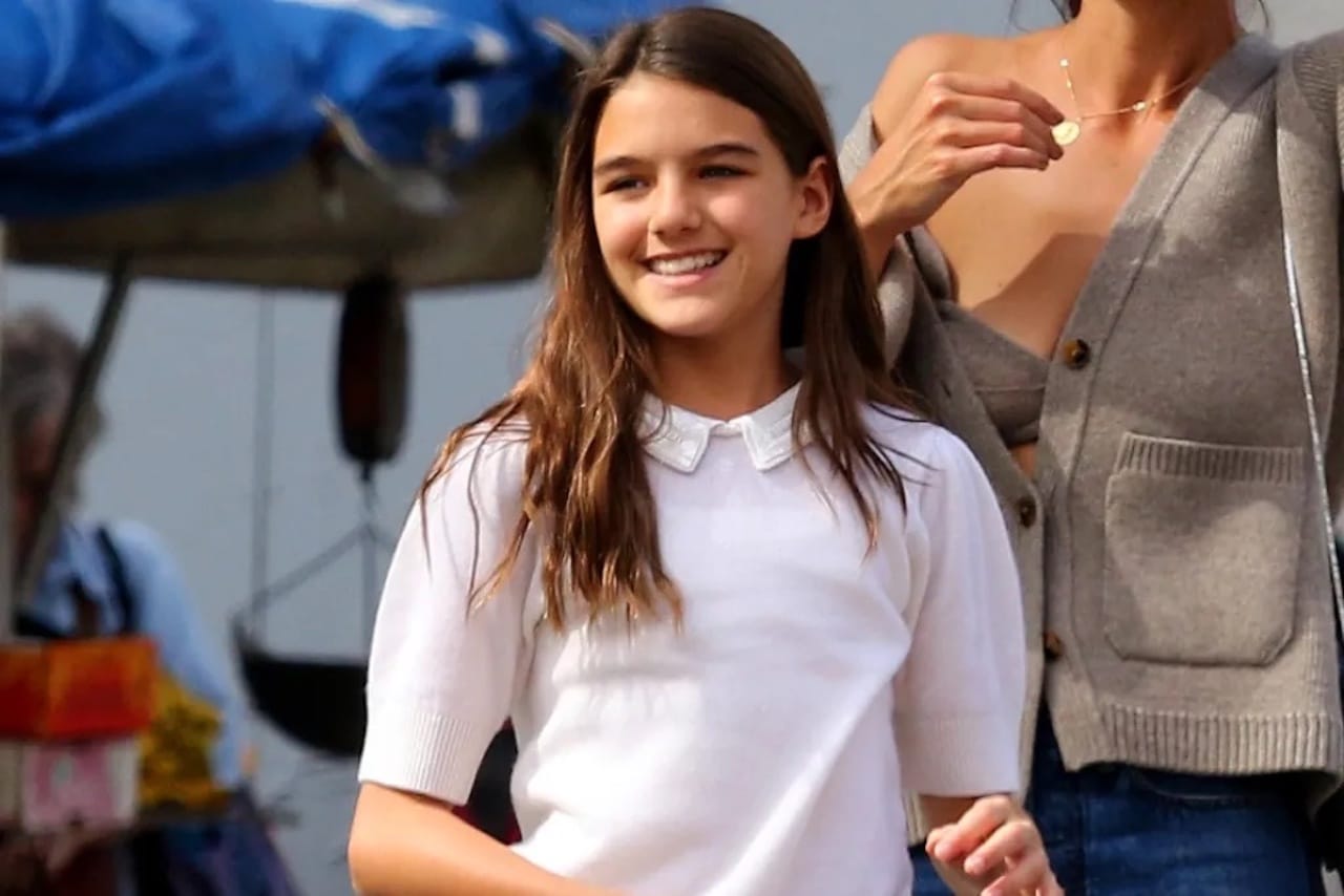 Après des années sans voir son père, la fille de Tom Cruise abandonne officiellement son nom