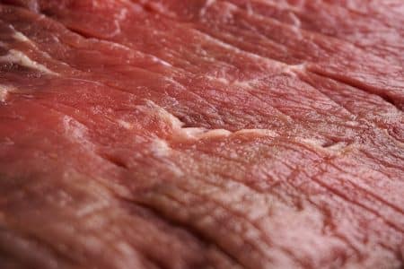 Le liquide rouge présent dans les barquettes de viande n'est pas du sang... voici de quoi il s'agit