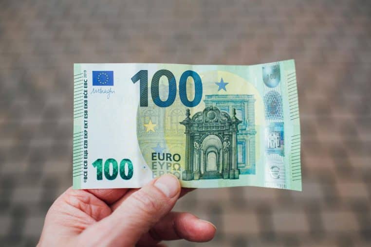 100 euros @canva