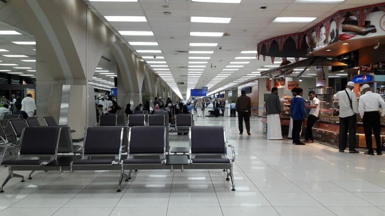 Femme Aeroport Djeddah
