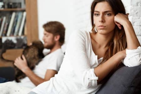 Femme separation indifference
